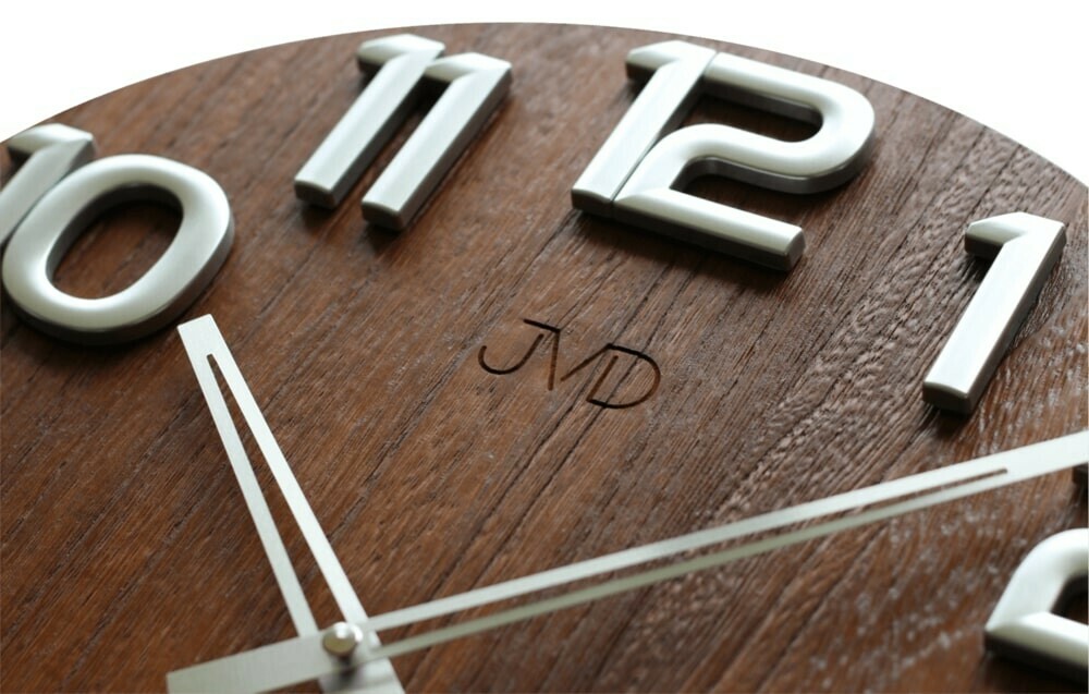 Horloge murale chiffres en relief cadran en bois zoom