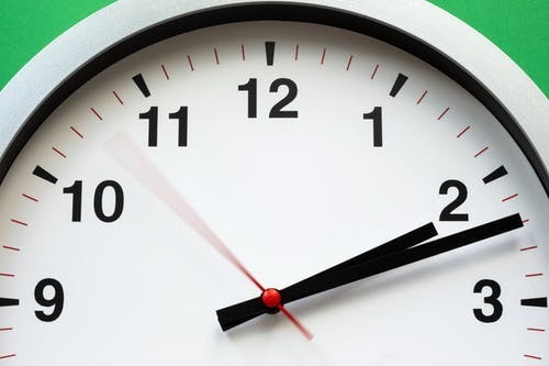 Lecture de l'Heure sur Une Horloge Analogique utilisant le système horaire  sur 12 heures avec 5 Minutes d'Intervalle (12 Horloges) (A)