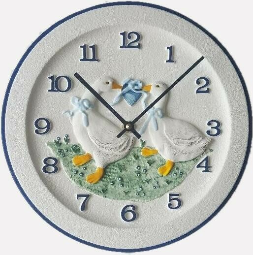 Horloge de cuisine ronde en c&eacute;ramique d&eacute;cor bleu oies peint &agrave; la main