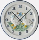 Horloge de cuisine ronde en c&eacute;ramique d&eacute;cor bleu oies peint &agrave; la main