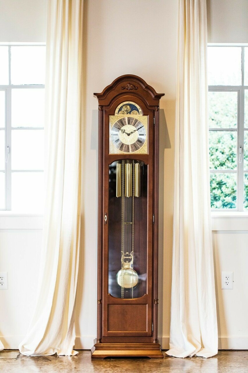 Horloge comtoise en noyer NUSSBAUM_mise en situation