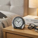 R&eacute;veil de voyage rond anthracite cadran blanc_lifestyle