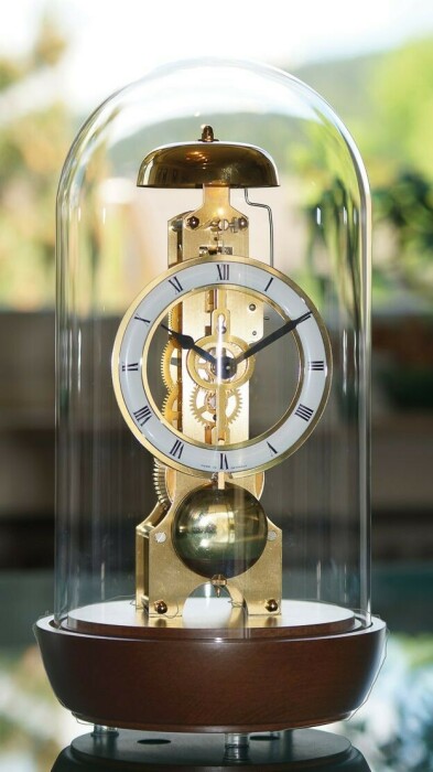 Pendule à poser squelette ronde sous globe