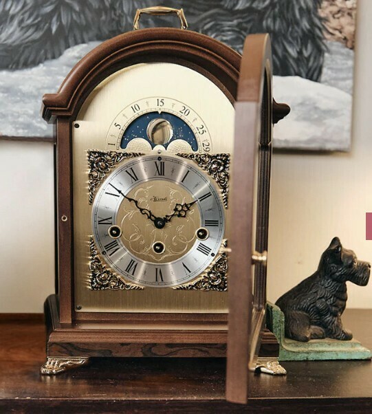 Pendule &agrave; poser avec phases de lune Hermle porte ouverte