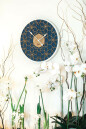 Horloge murale florale bleue en bois d&eacute;coup&eacute; &Oslash; 40 cm_situation