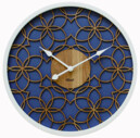 Horloge murale florale bleue en bois d&eacute;coup&eacute; &Oslash; 40 cm