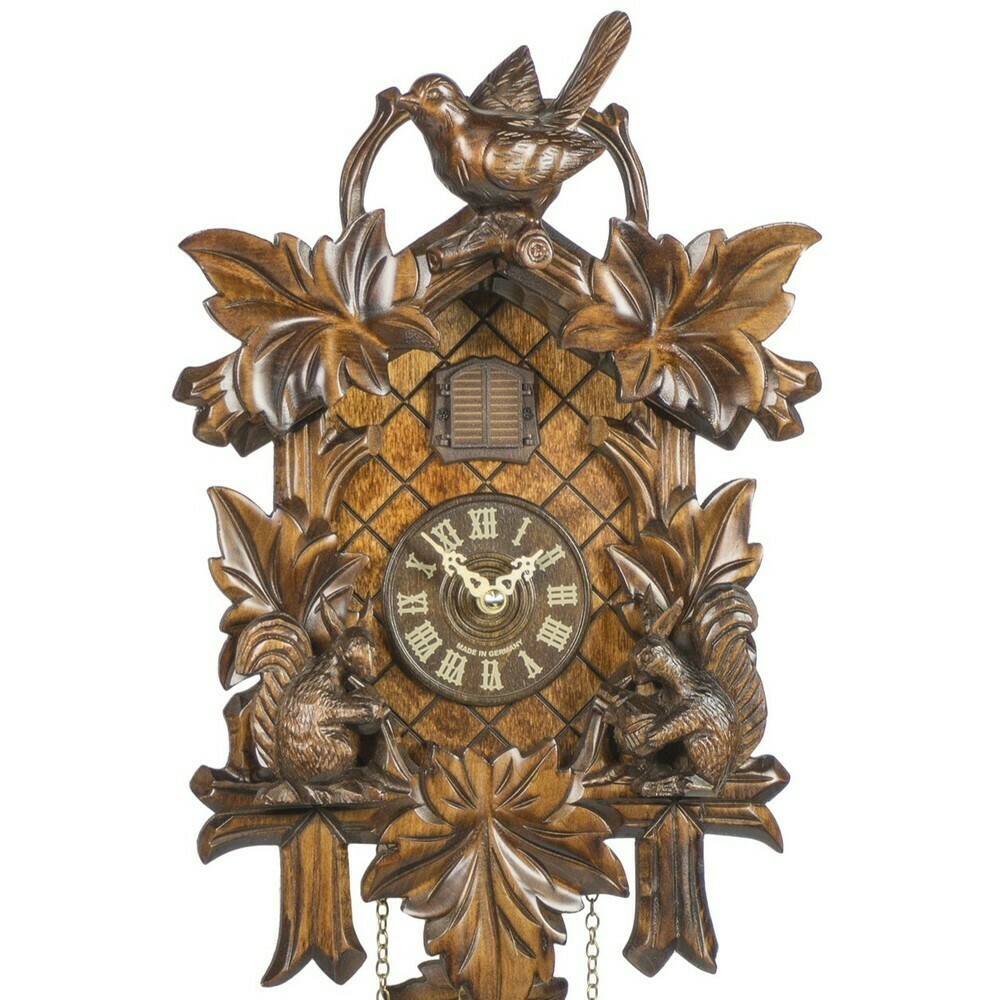 Horloge coucou de la For&ecirc;t-Noire sculpt&eacute; avec &eacute;cureuils et oiseaux zoom