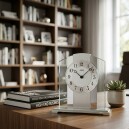 Pendule &agrave; poser moderne en verre et aluminium_lifestyle