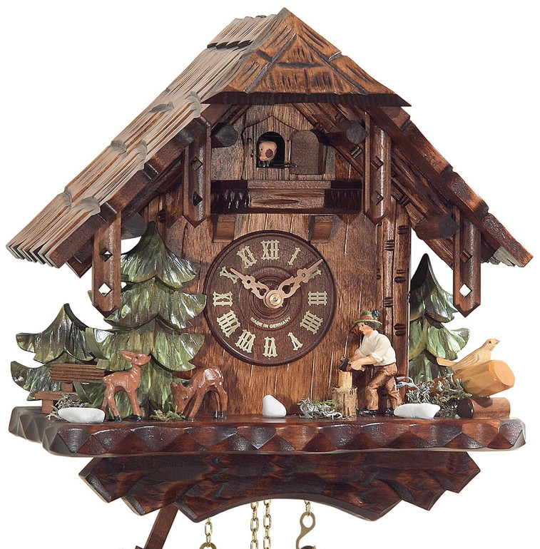 Horloge coucou m&eacute;canique chalet 1 jour sc&egrave;ne foresti&egrave;re gros plan