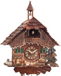Horloge coucou musical chalet traditionnel gros plan