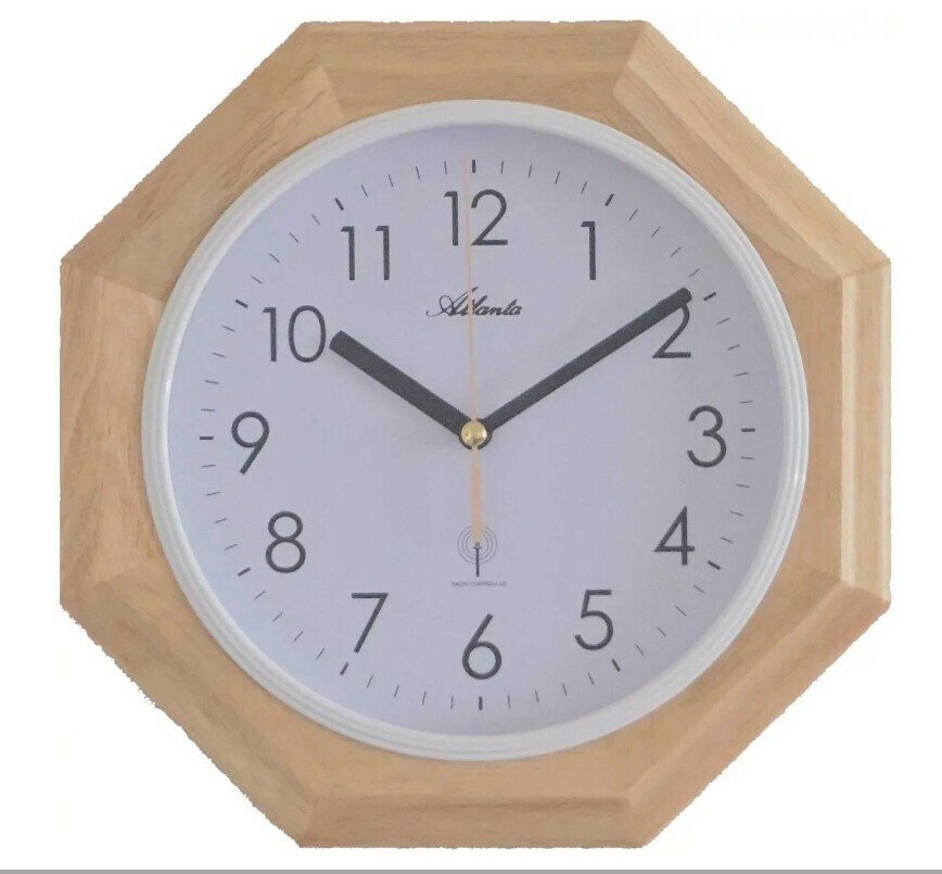 Pendule murale radio-pilot&eacute;e entourage en bois