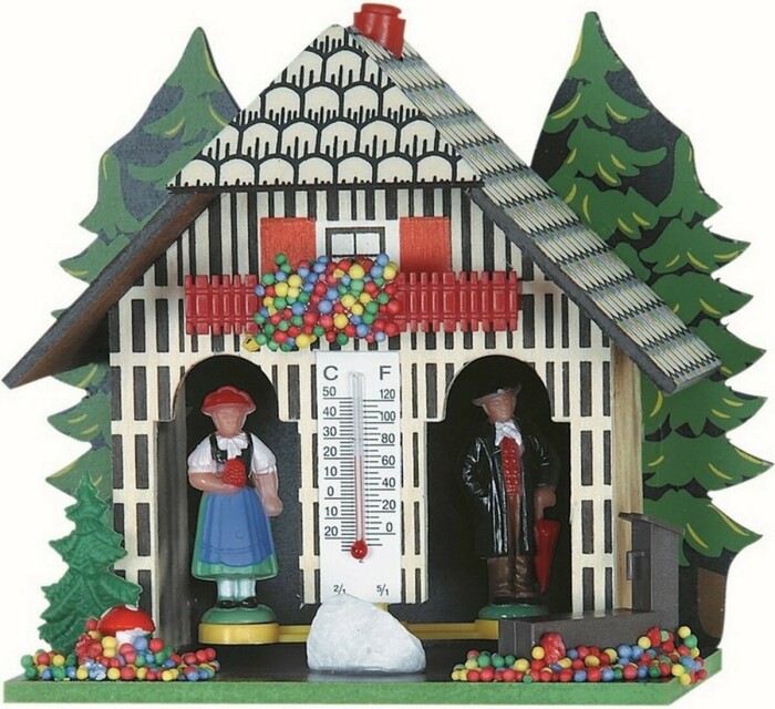 Chalet météo personnages en bois avec sapins