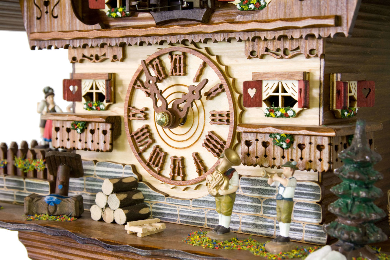 Horloge coucou &agrave; piles sc&egrave;ne de danse avec musiciens_zoom musiciens