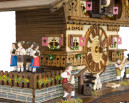 Horloge coucou &agrave; piles sc&egrave;ne de danse avec musiciens_zoom danseurs