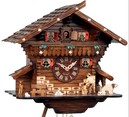 Horloge coucou m&eacute;canique chalet 8 jours b&ucirc;cheron en bois de noyer gros plan