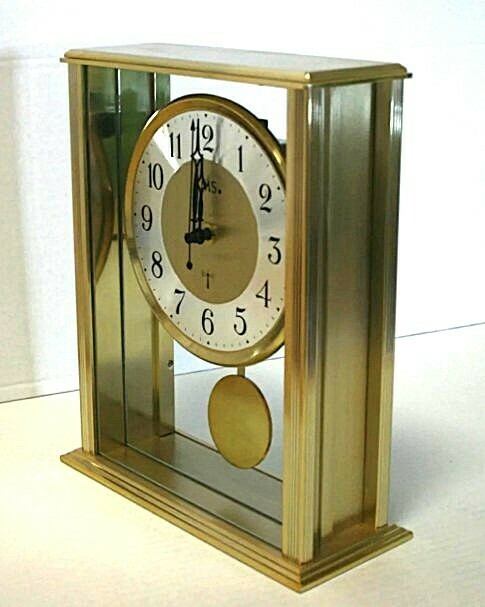 Pendulette de style radio pilot&eacute;e dor&eacute;e profil