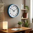 Pendule murale ronde silencieuse couleur bleu_lifestyle