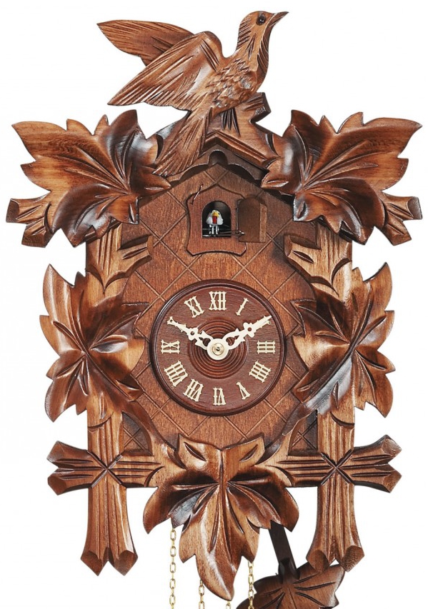 Horloge coucou m&eacute;canique traditionnel 8 jours envol oiseau gros plan