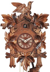 Horloge coucou mécanique traditionnel 8 jours envol oiseau gros plan