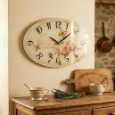Pendule murale de cuisine ovale beige fleurie_lifestyle