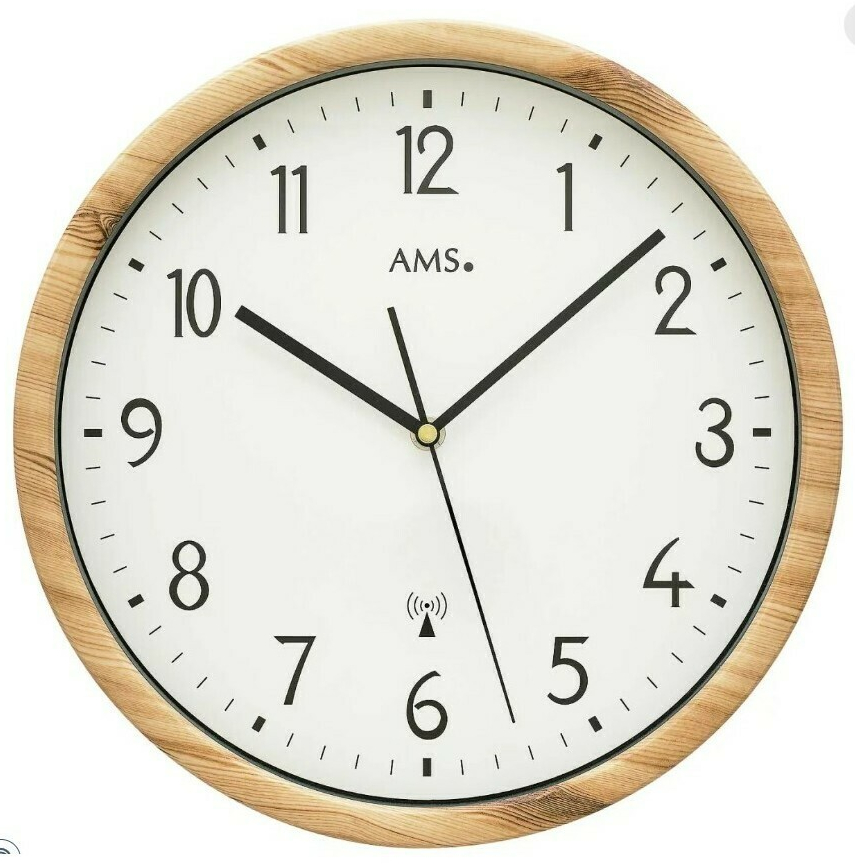 Pendule murale radio-pilot&eacute;e style bois clair