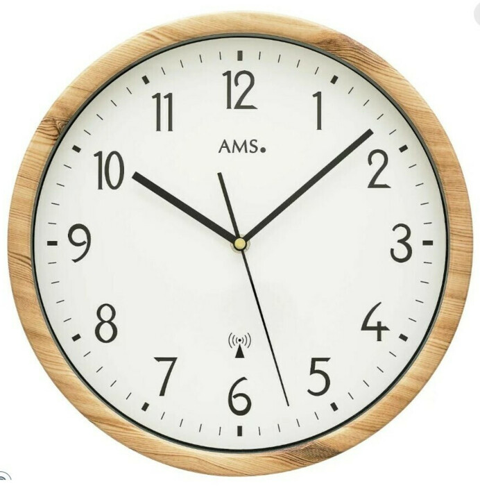Pendule murale radio-pilotée style bois clair
