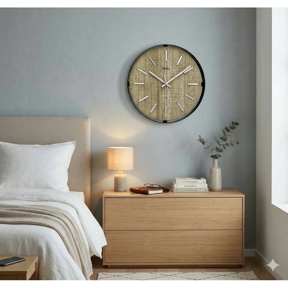 Horloge murale en m&eacute;tal cadran bois mise en situation