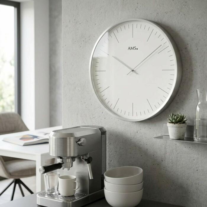 Pendule murale en m&eacute;tal argent&eacute; et verre_lifestyle