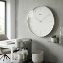 Pendule murale en m&eacute;tal argent&eacute; et verre_lifestyle