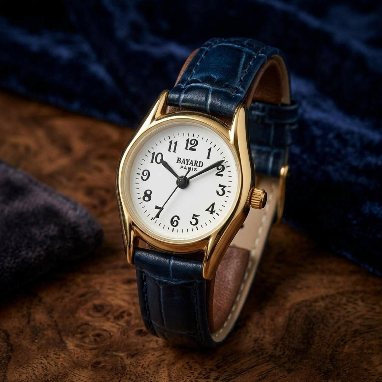 Montre &agrave; quartz ronde dor&eacute;e pour dame bracelet bleu_details