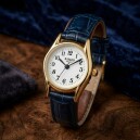Montre &agrave; quartz ronde dor&eacute;e pour dame bracelet bleu_details