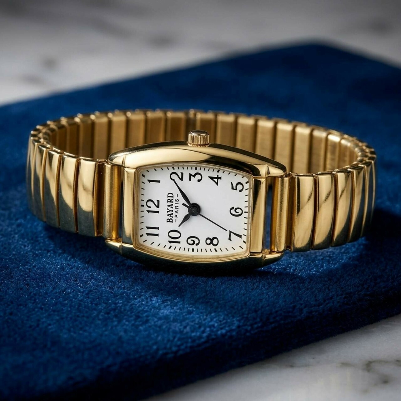 Montre &agrave; quartz rectangulaire dor&eacute;e pour dame_d&eacute;tails