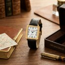 Montre carr&eacute;e pour homme boitier dor&eacute; bracelet noir_lifestyle