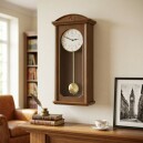 Carillon &agrave; quartz &agrave; balancier en merisier_lifestyle