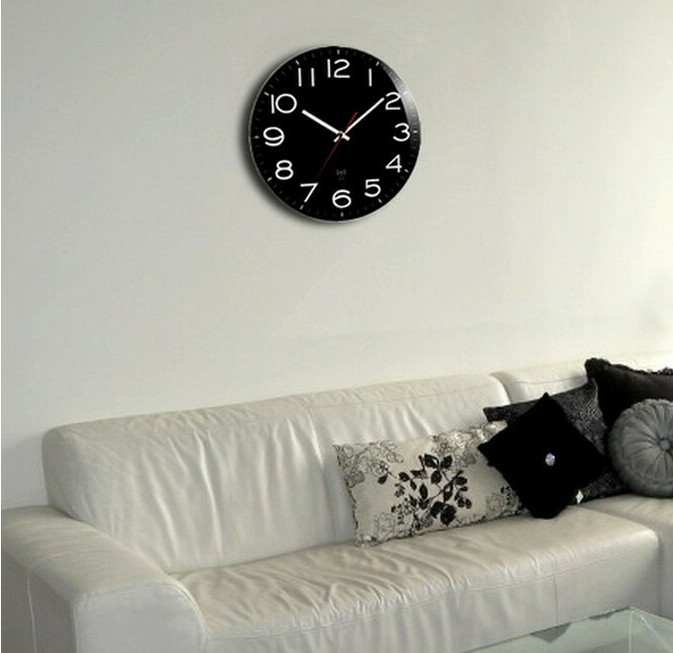 Horloge murale radio-pilotée noire verre bombé_mise en situation