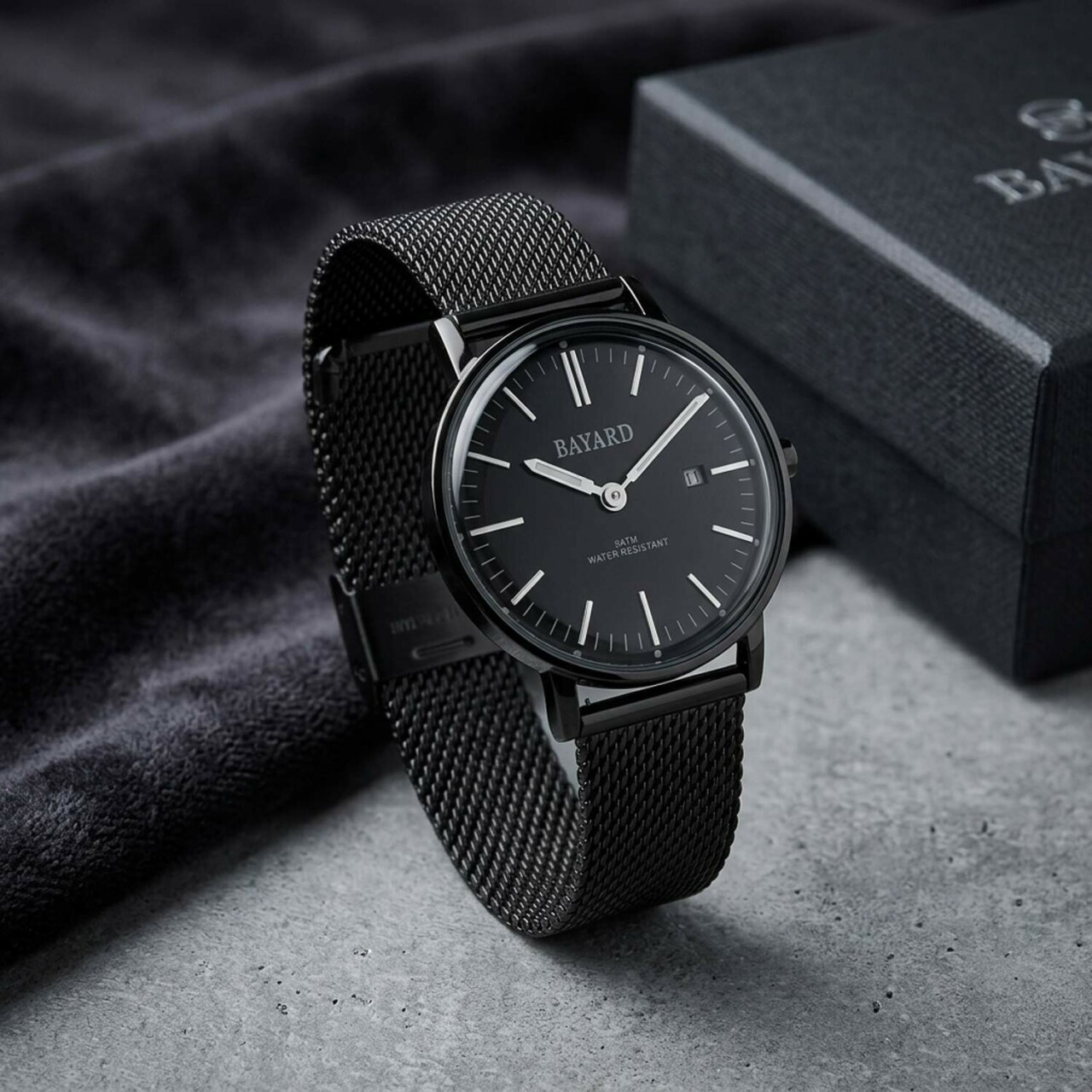 Montre &agrave; calendrier pour dame noire bracelet mailles italiennes Bayard_details