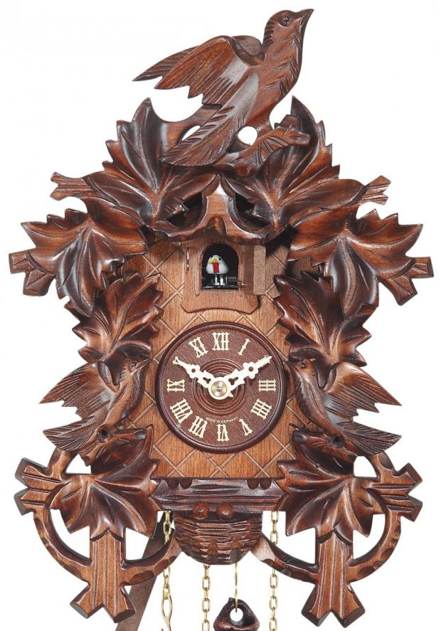 Horloge coucou traditionnel th&egrave;me oiseau gros plan