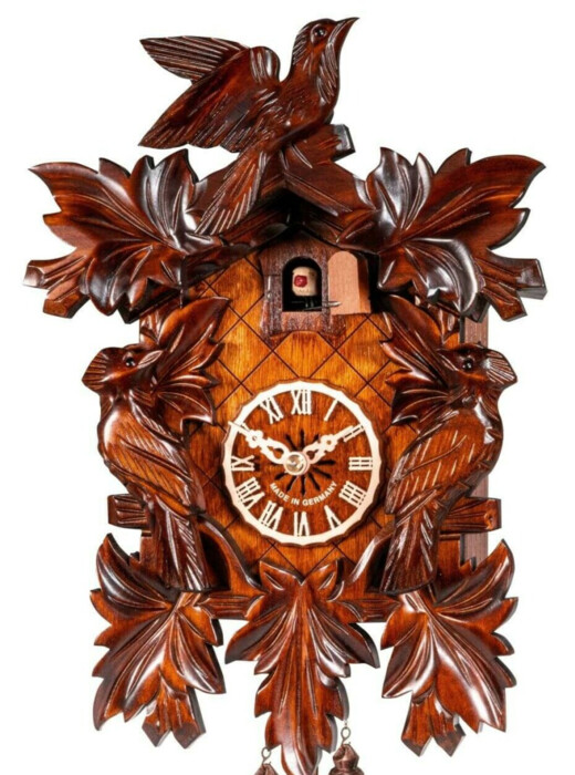 Horloge coucou traditionnel thème 3 oiseaux gros plan