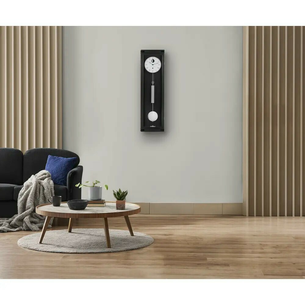 Pendule r&eacute;gulateur Hermle mensuelle avec phase de lune en situation