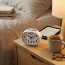 R&eacute;veil silencieux ovale gris &agrave; sonnerie crescendo_lifestyle