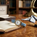 Montre pour dame boitier dor&eacute; octogonale bracelet bleu fa&ccedil;on cuir Bayard_lifestyle