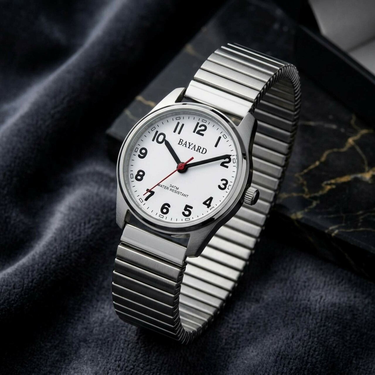 Montre pour dame en acier argent&eacute; lisible_details