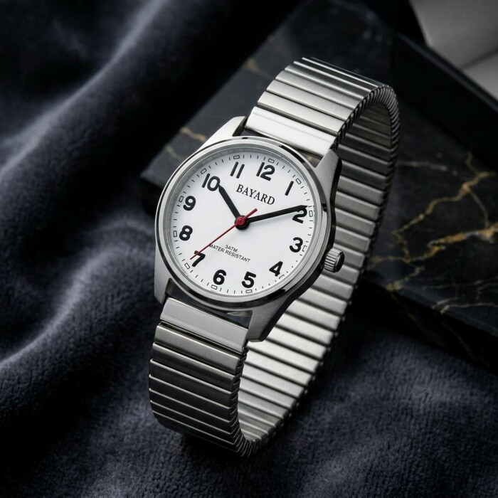 Montre pour dame en acier argent&eacute; lisible_details