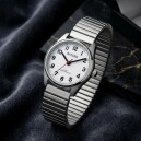 Montre pour dame en acier argent&eacute; lisible_details