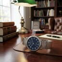 Montre ronde argent&eacute;e pour homme bracelet extensible cadran bleu marine Bayard_lifestyle