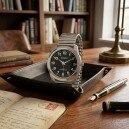 Montre ronde pour homme argent&eacute;e bracelet extensible cadran noir_lifestyle