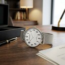Montre plate en acier pour homme cadran blanc_lifestyle