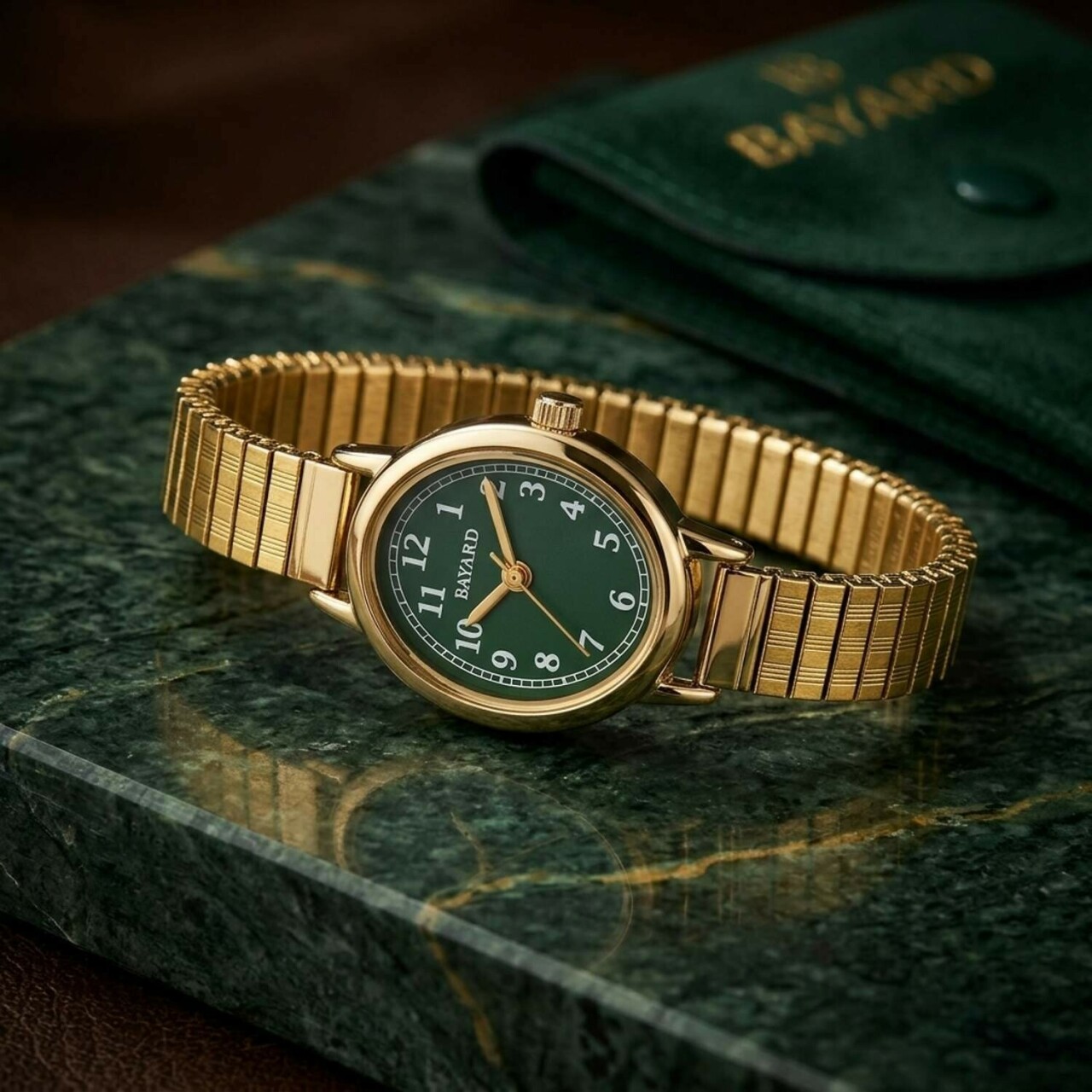 Montre &agrave; quartz ovale dor&eacute;e cadran vert pour dame_details
