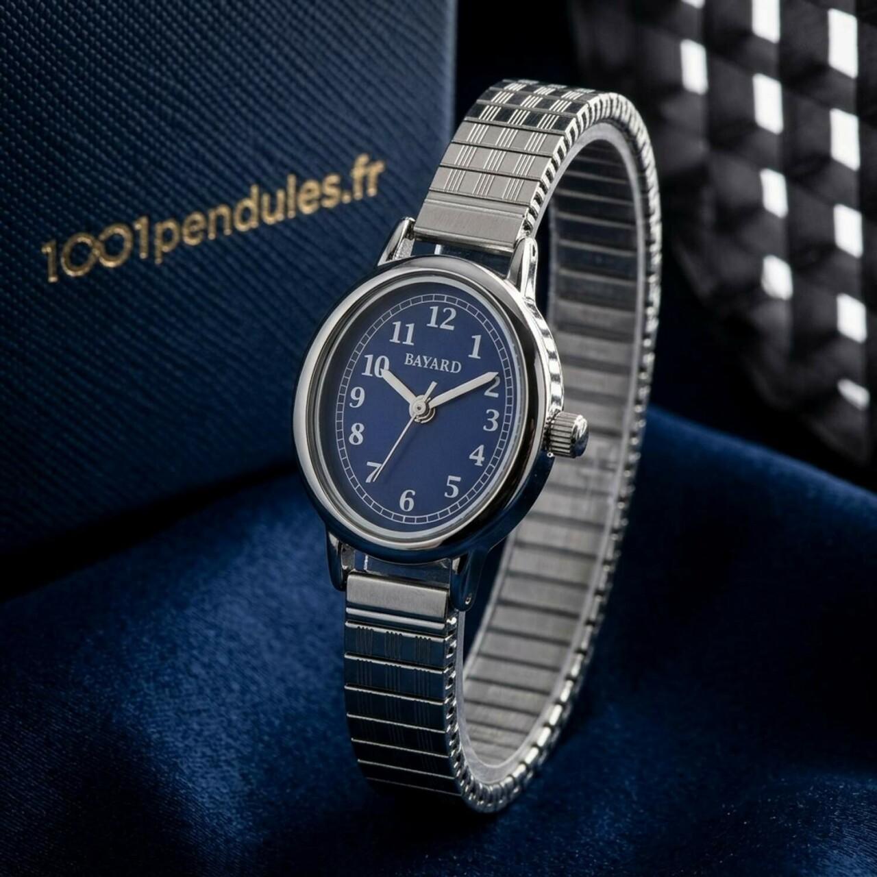 Montre &agrave; quartz ovale argent&eacute;e cadran bleu pour dame_details
