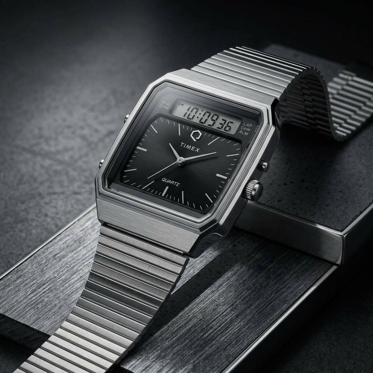 Montre TIMEX Q 1982 Reissue 33 mm en bracelet acier_details